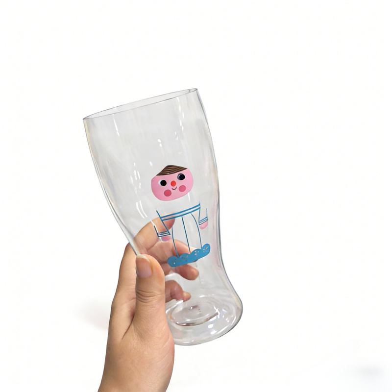 Mustrilised plastikust õllekruusid